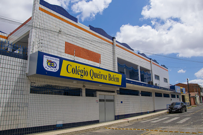 Entrada do Colégio Queiroz Belém